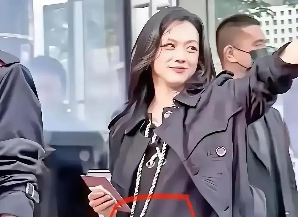 别的女明星生二胎，恨不得从怀孕到出月子全程直播。汤唯生二胎，全网找不出一张她站在