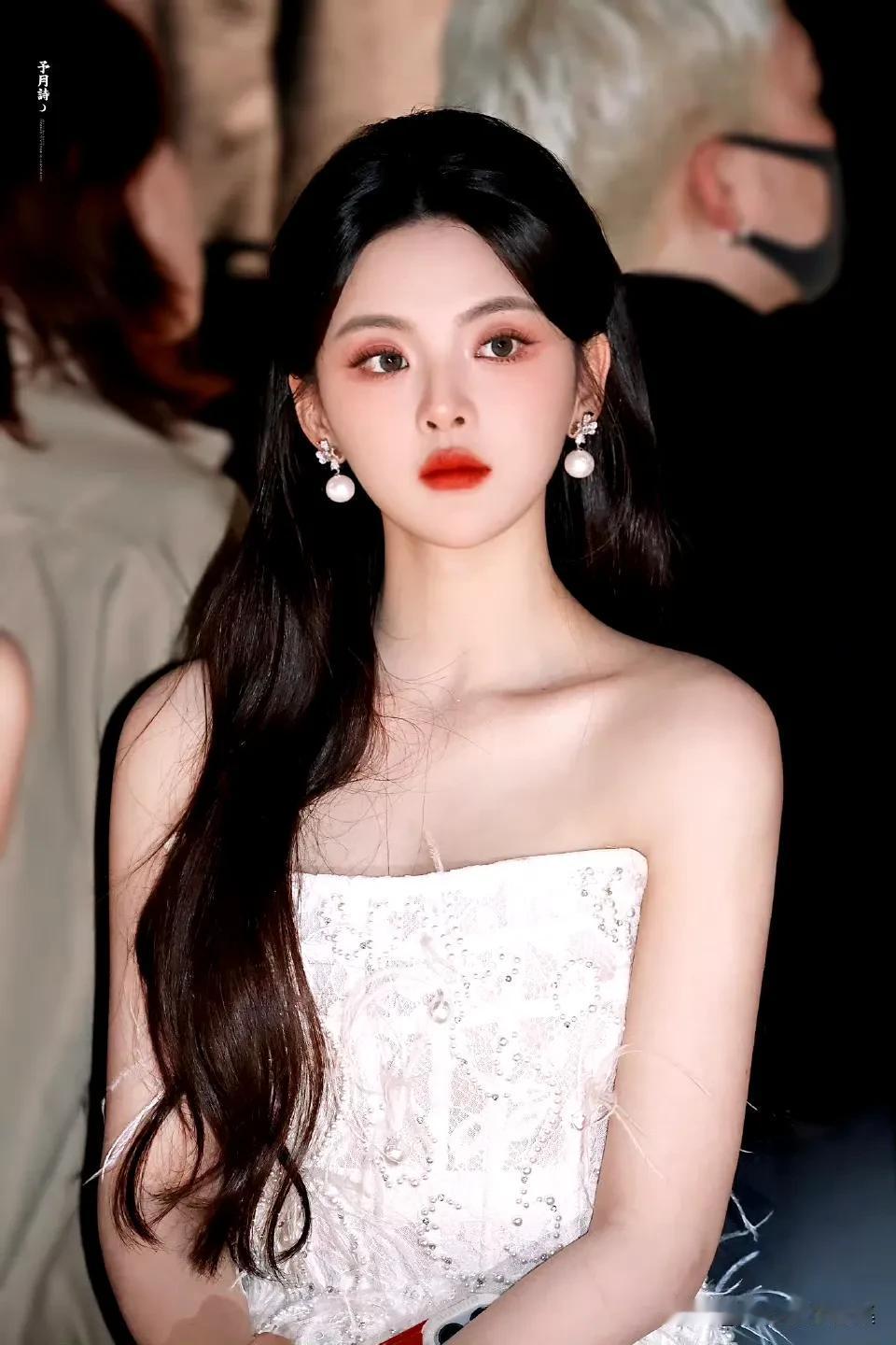 杨超越穿白色蕾丝抹胸裙也太仙了！这简直是纯欲仙女下凡。
裙子是纯洁的白色，蕾丝元