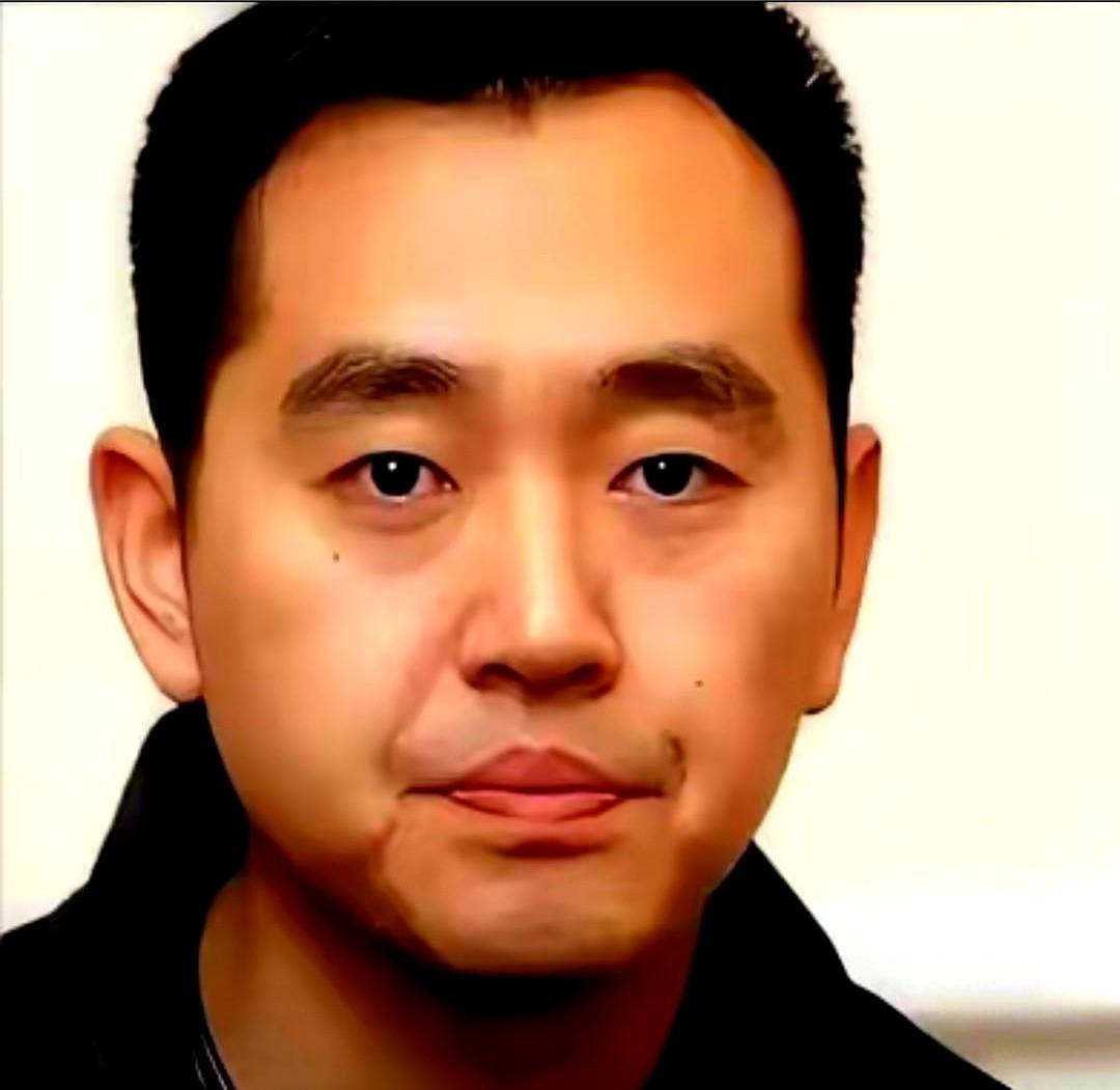 五十岁的孔令辉如今已告别乒乓球赛场，转型成为紫砂壶手艺人。这位昔日的天才少年、乒