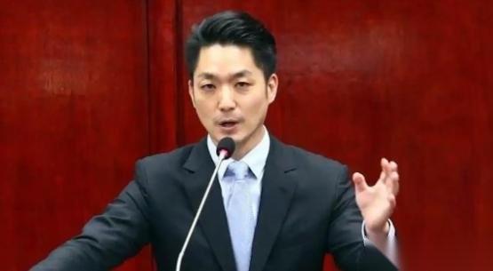 大陆邀请国民党主席郑丽文访陆，蒋介石的曾孙蒋万安第一个冲出来拦！你真以为蒋万安是