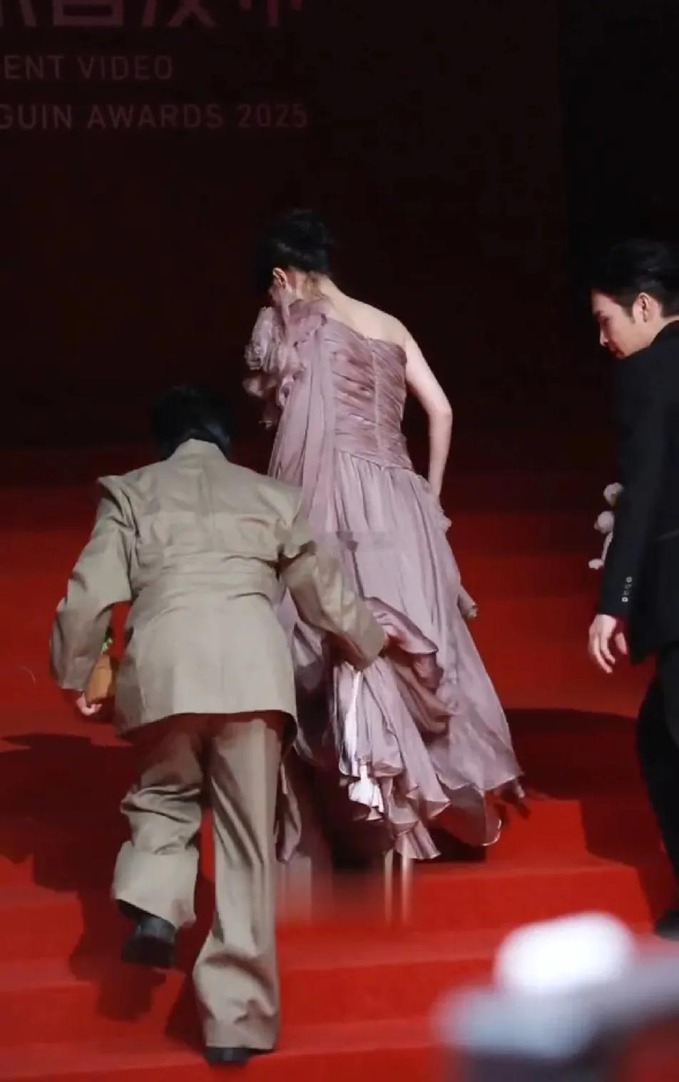 最怕张彬彬这样的，人笨还特勤快。导演正帮毛晓彤提长裙呢，弯腰躬身的，高度拿捏得刚