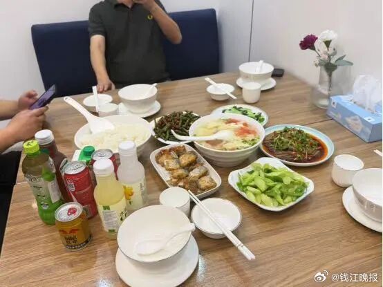 【#滞留小伙在迪拜遇老乡被投喂家乡菜#】北京时间3月4日晚9点45分，阿联酋航空