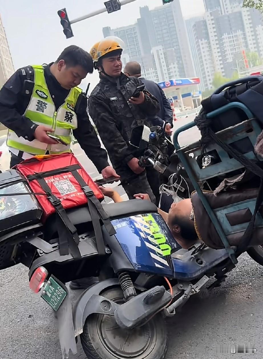 石家庄最帅的交警！一位外卖小哥途中不小心碰倒了一位老人，老人直接就躺在小哥的车板