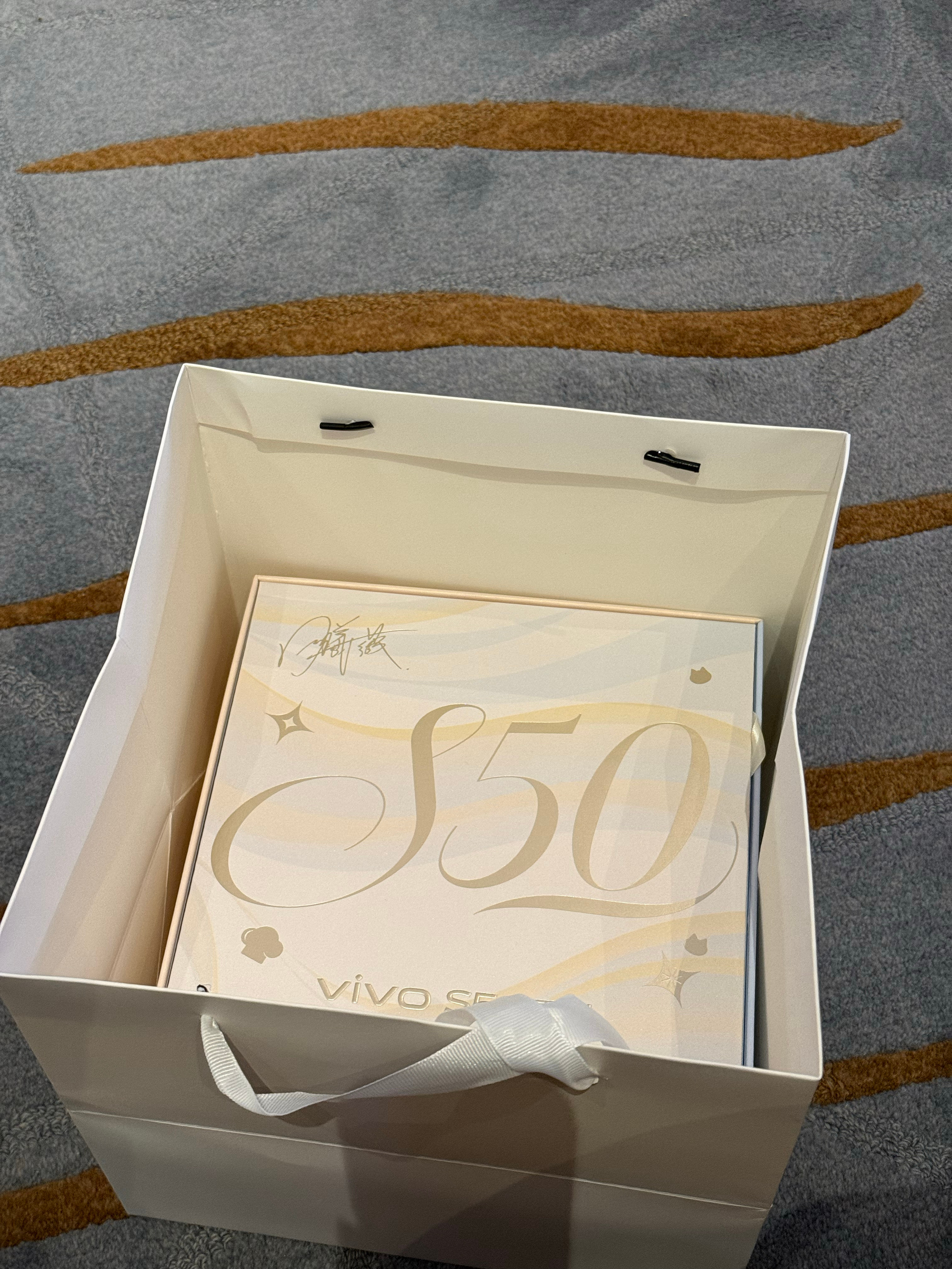 手机的颜色叫告白，伴手礼也做的像告白的礼物一样，还是非常应景的，马上就可以看到田