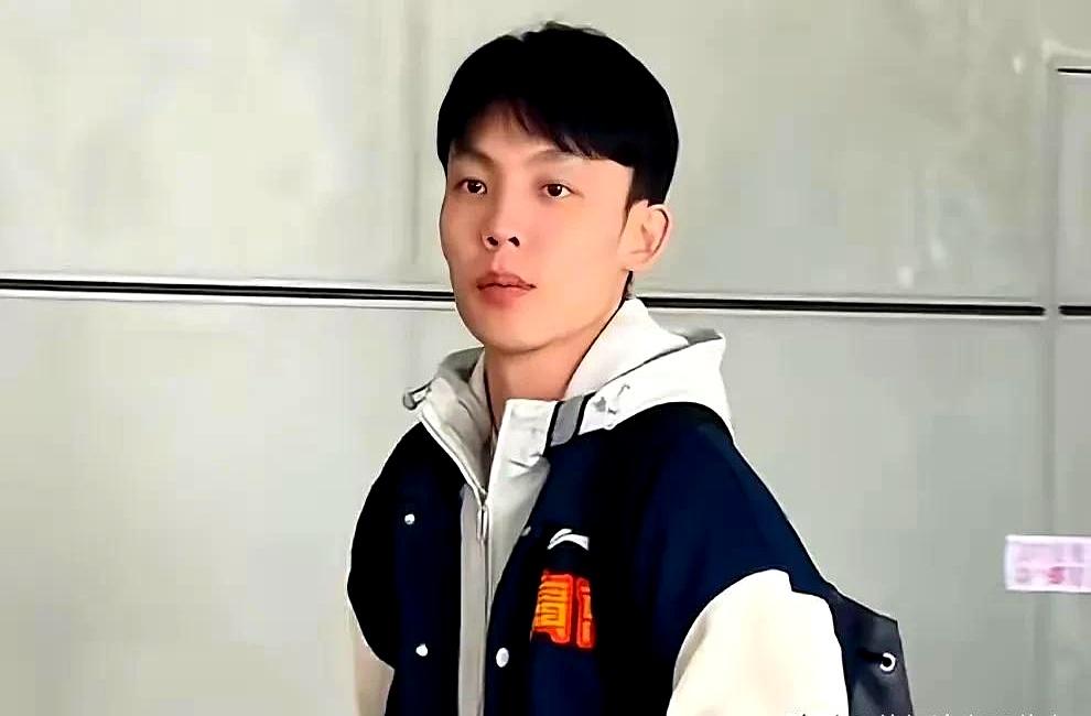 当一支队的当家人，合同却只剩最后一年时，真正的考题不是战术板，而是合同桌。
徐杰