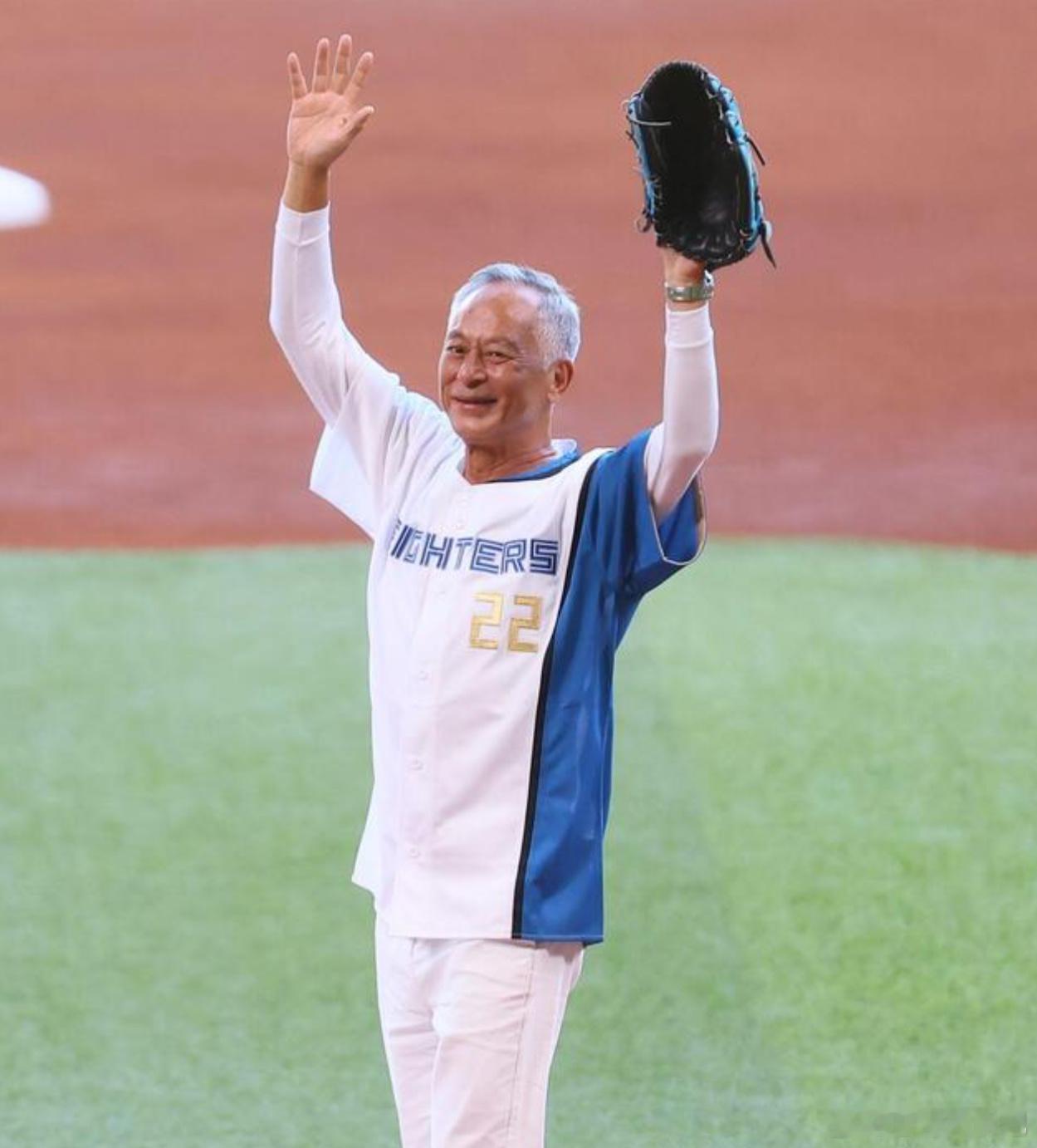 杜琪峰昨天在日本火腿队的主场球场开球 ​​​