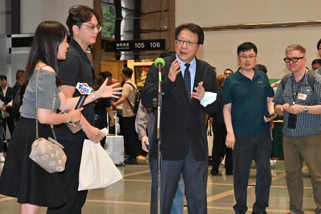 潘孟安被问毒油推开记者 江怡臻“不意外”点名苏巧慧：妳不说话吗？
秘书长潘孟安昨