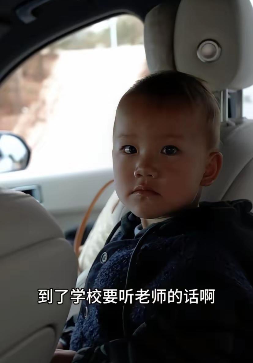 粉丝朋友别吵了，小成成两岁读书好还是三岁读书好呢？？其实都可以嘛！
小二娃怎么做