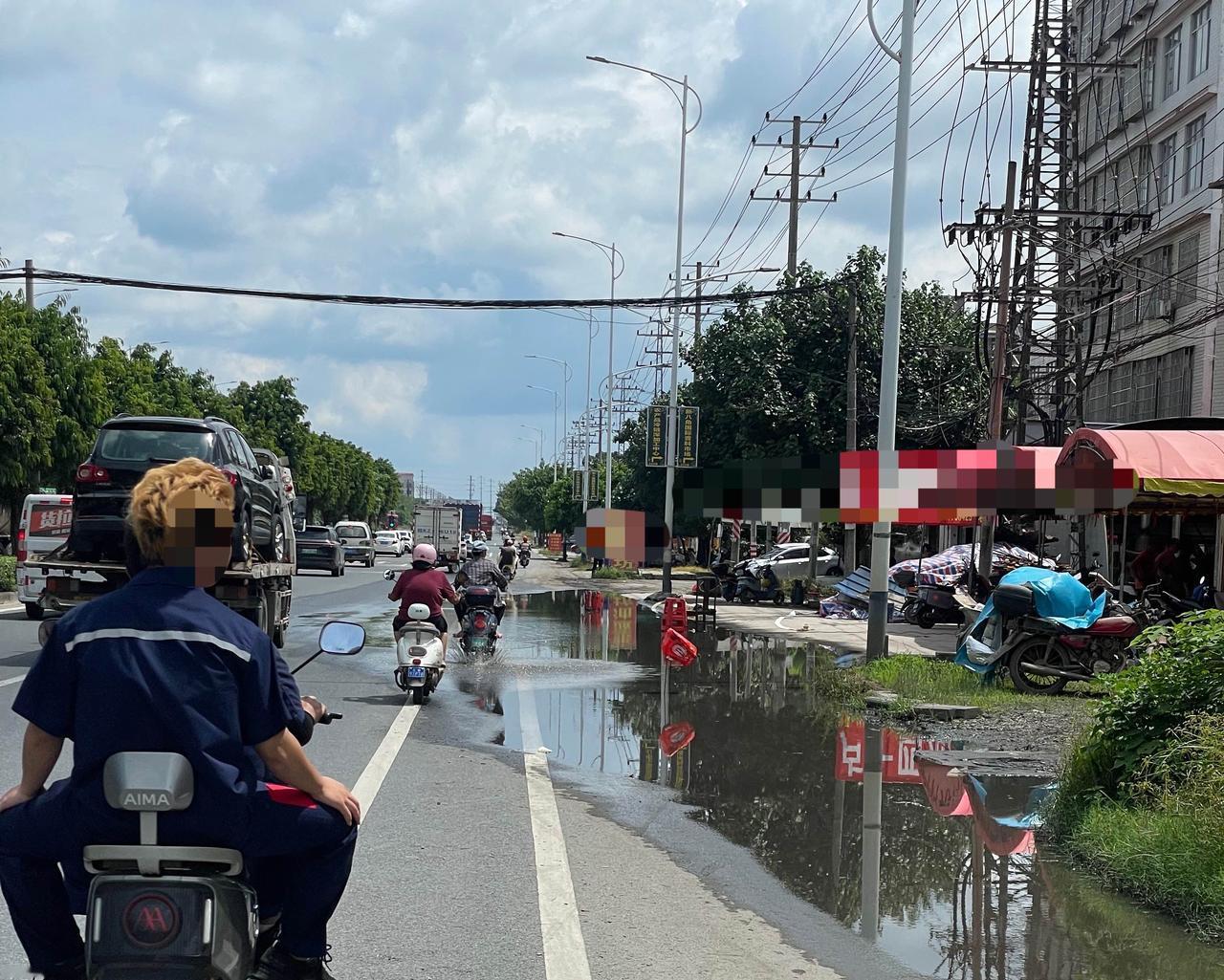 【玉林玉博大道某加油站路段路面有积水】

8月22日，网友爆料称：玉林市玉博大道