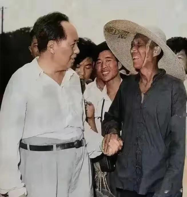 虚心察纳言路，躬身洞悉民情。