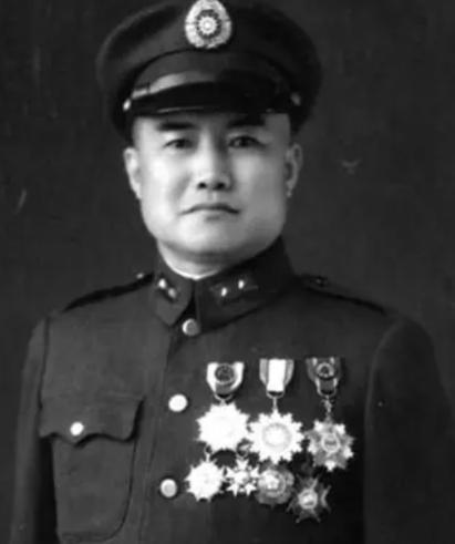 1948年10月，国民党中将周福成的女儿从北平赶到沈阳，劝说父亲起义，周福成勃然
