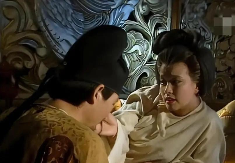 公元 695 年，71 岁的武则天宠幸完 42 岁的沈南璆，猛地将锦被扫落在地，