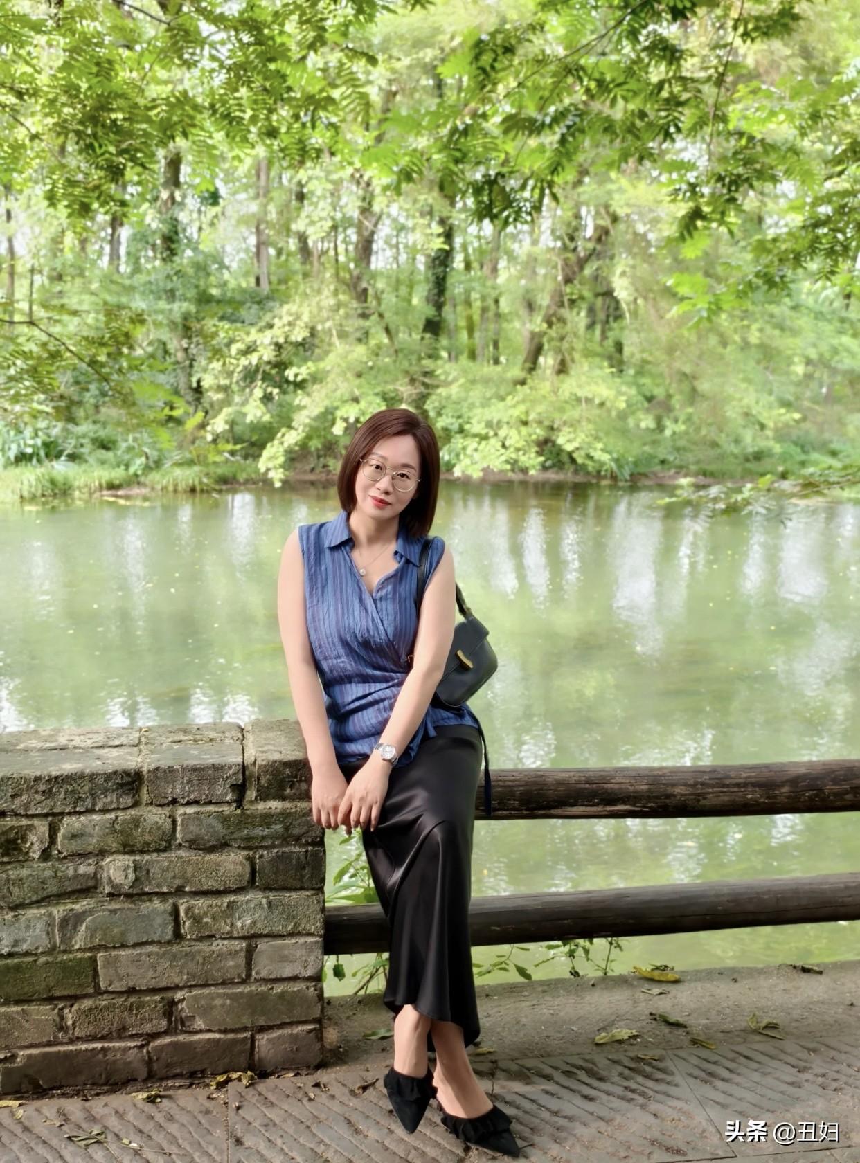 而朴实打扮也有独特魅力，日常生活里，简单舒适的穿着让人自在，像去菜市场买菜，穿得