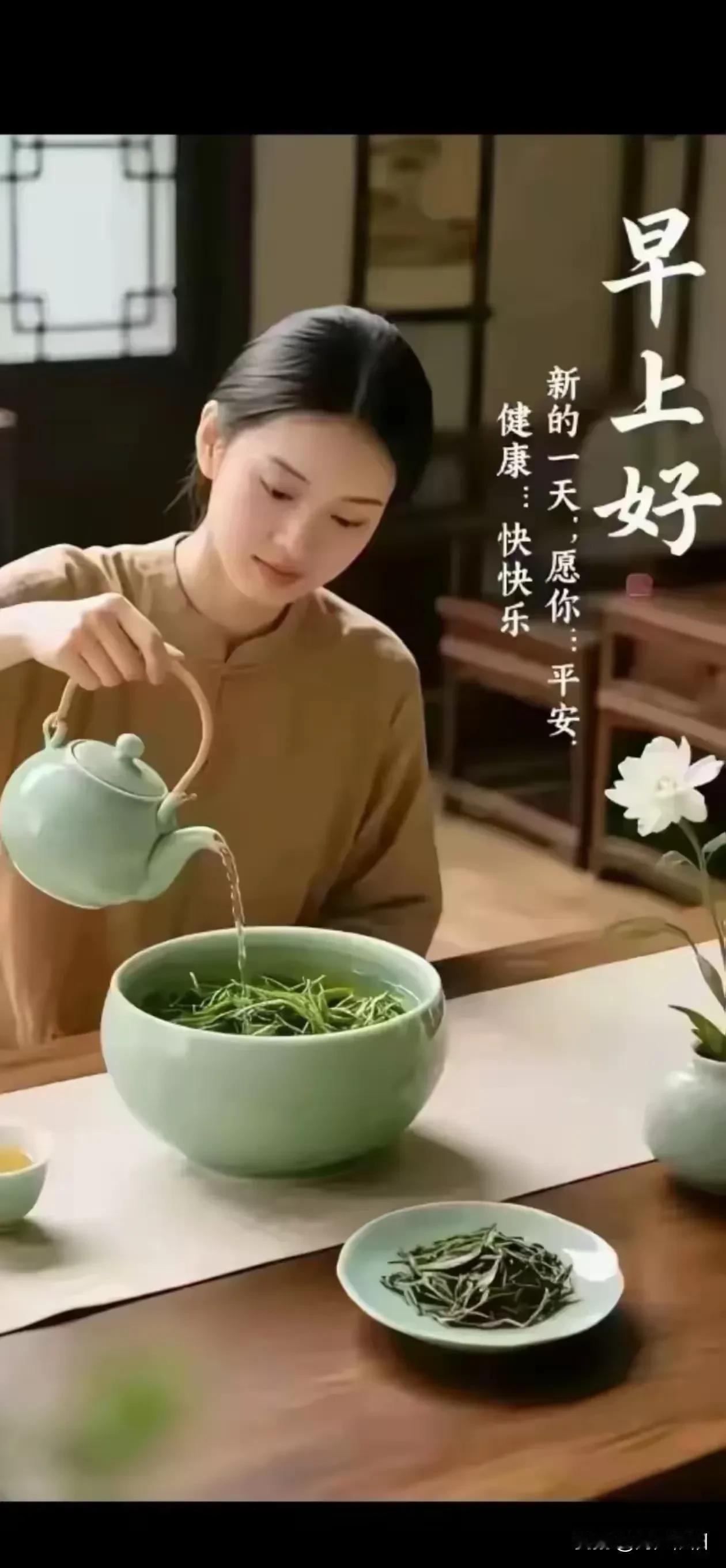 《菩萨蛮·伏天保重》

炎阳似火长空照，
溽风热浪周遭绕。
无事少出门，
防暑须