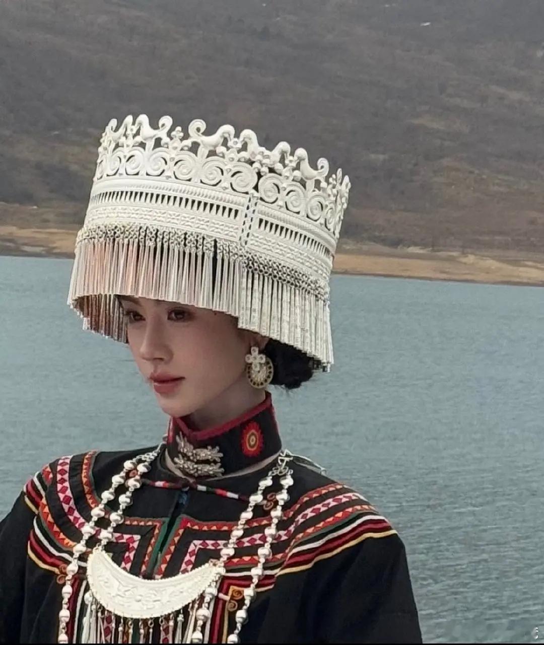 有网友在冶勒湖偶遇鞠婧祎这个生图状态美呆了这是在拍什么物料吗冶勒湖偶遇鞠婧祎