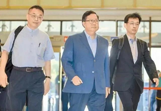 快讯，郑文灿被羁押“编号2350”   ，囚车直接出发前往看守所。三度开合议庭，