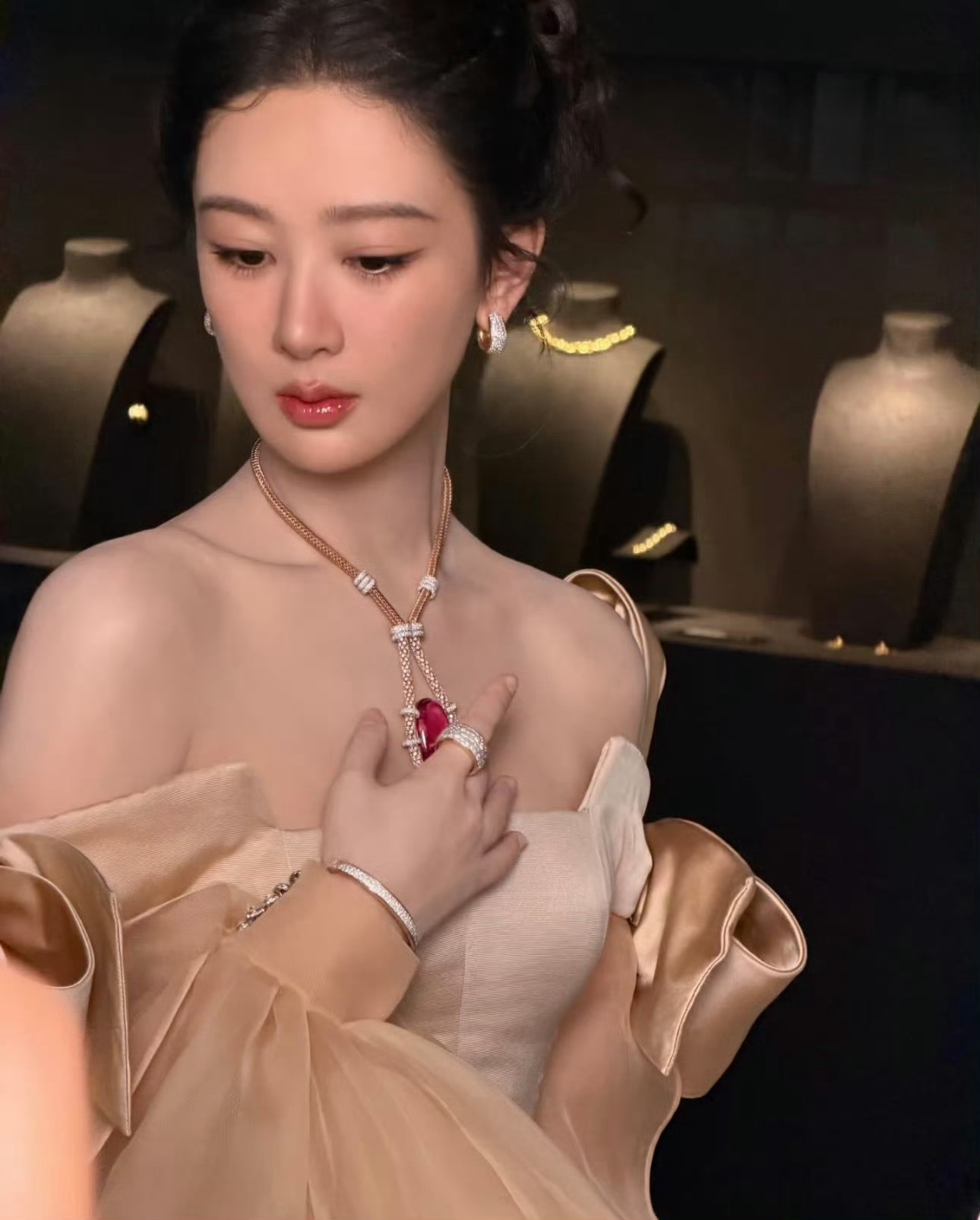 杨紫 迪丽热巴 两位90花生图状态都好棒，不愧都是国民度超高的一线女星 