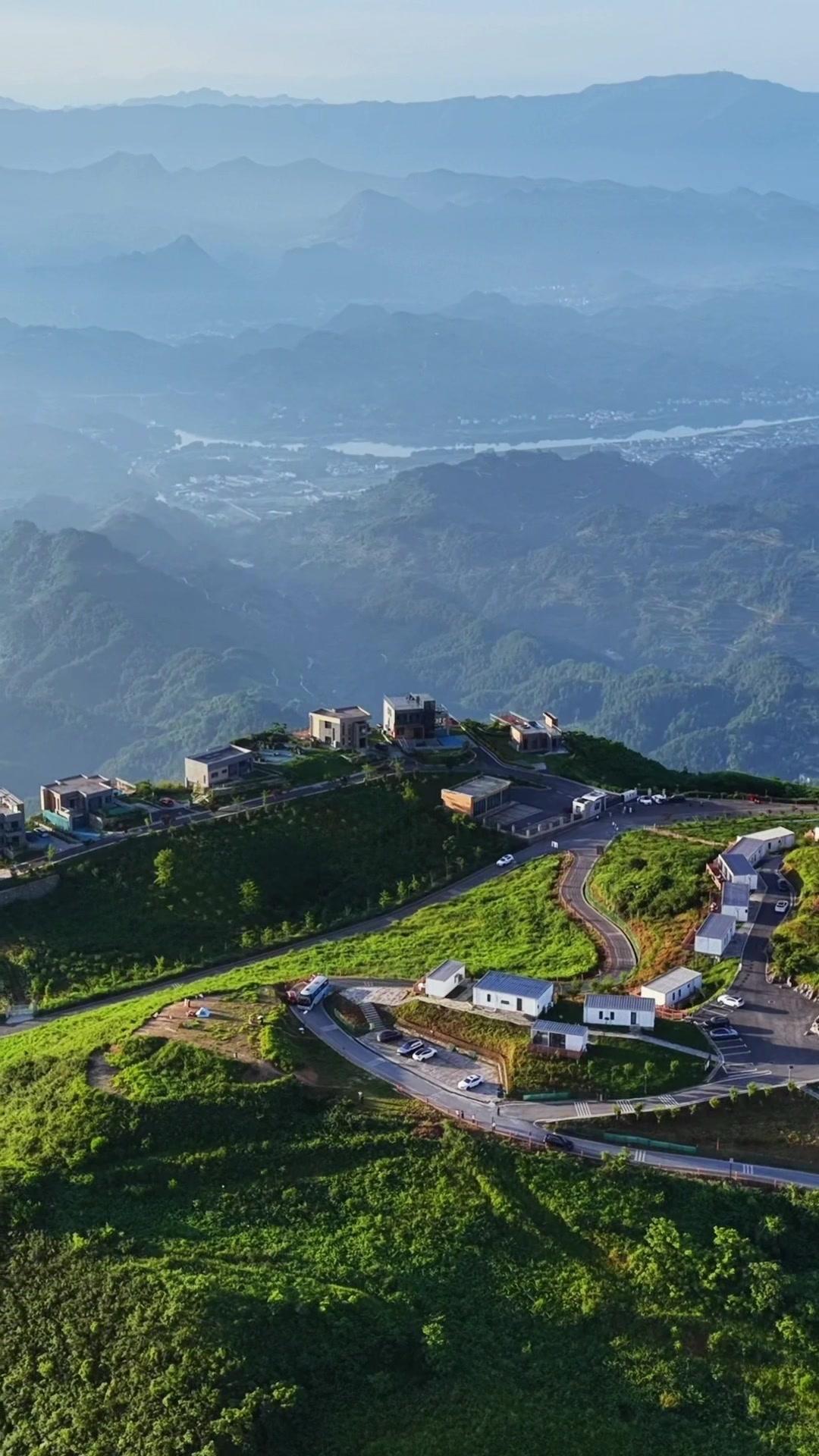 🌄心绪低沉时，我总爱去山顶看山河。当山风吹过耳畔，那曲熟悉的红歌响起，仿佛有股
