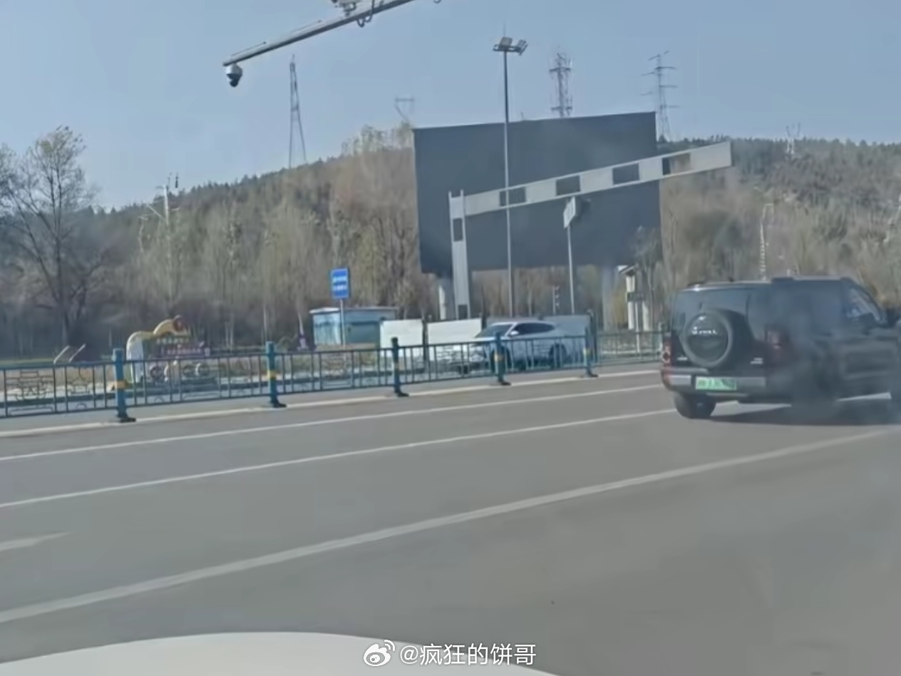 问界事故发生地的杆子已经围起来了，后续红绿灯杠子应该要重新喷漆的。 ​​​