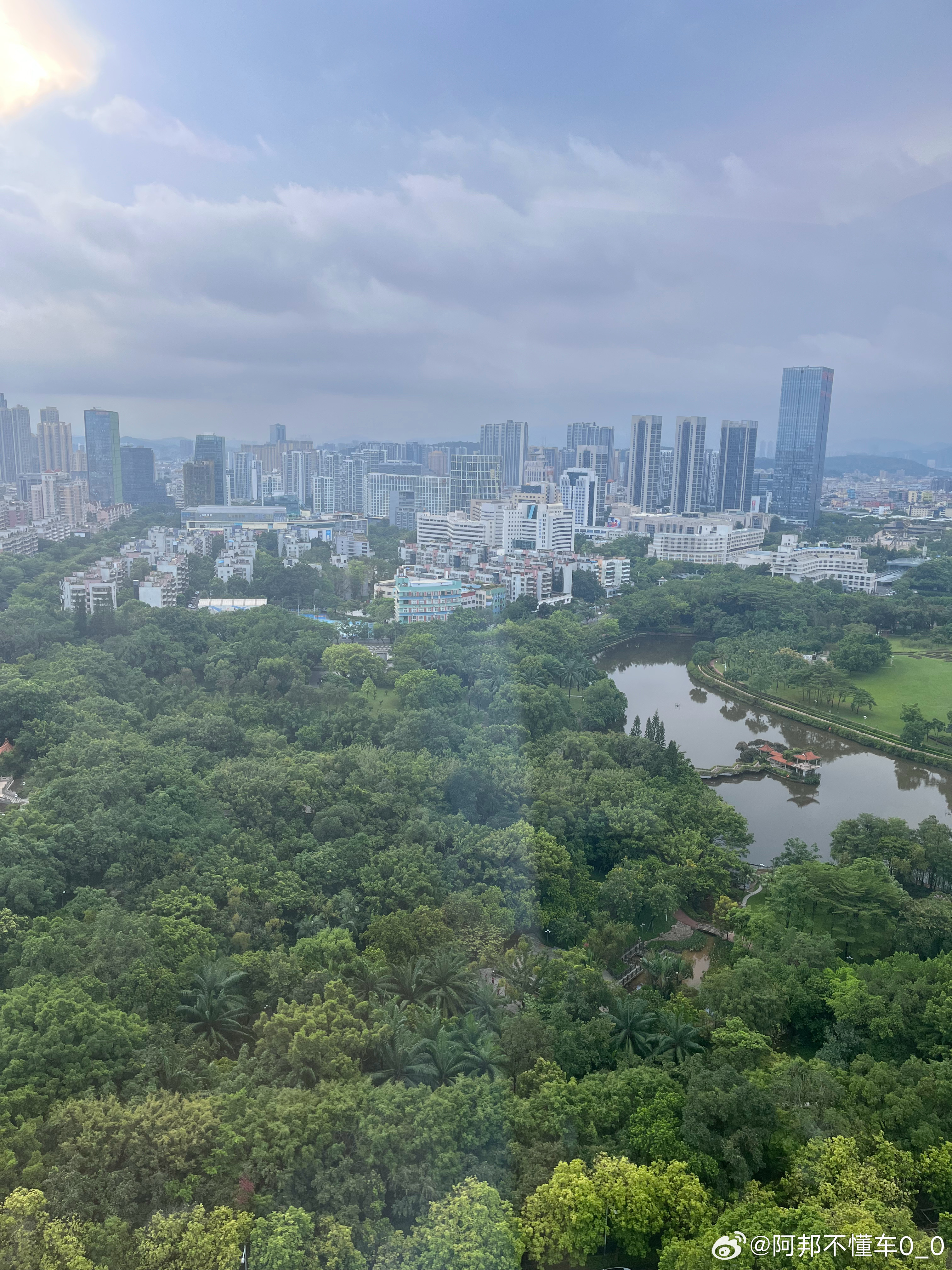 不得不说，大爷大妈们是真早啊🌞不到7点，公园里的曲子，已经开始飘到22楼了