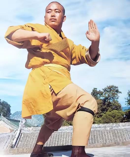 1987年，22岁的释永信接过少林寺管委会主任职务时，面对的是一座近乎废墟的古刹