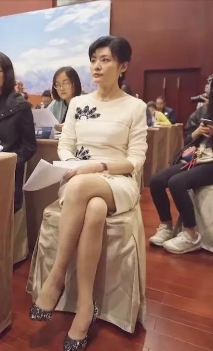 央视最美主持人，保养的真好，越来越耐看，56岁了还这么有气质，魅力四射，美的不可