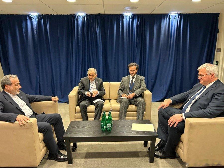 乌克兰🇺🇦外交部长与伊朗🇮🇷外长进行会谈，讨论了缓和双边紧张关系的议题。
