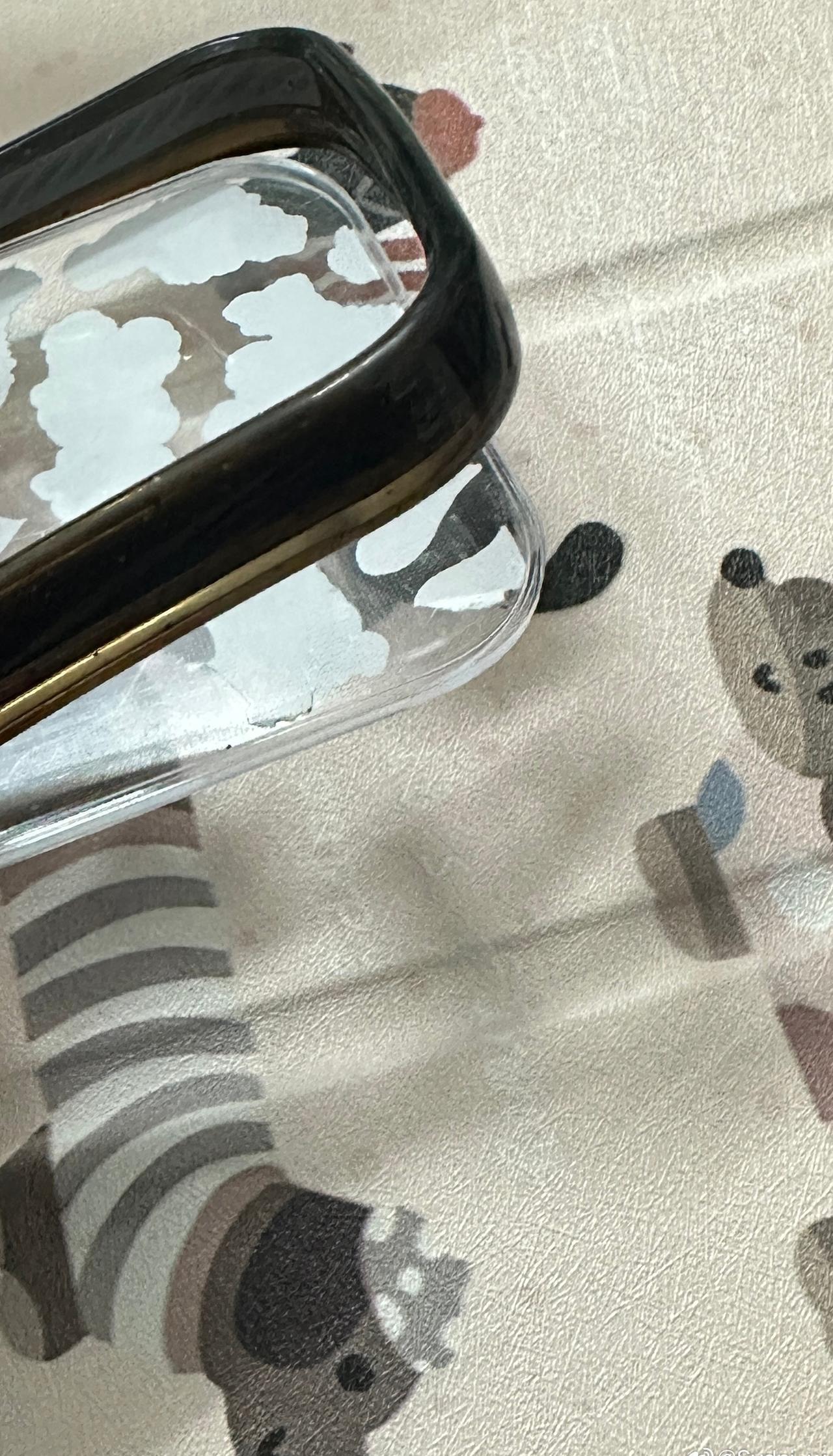 我再也不买casetify的手机壳了… 边边居然是能脱落的 怎么样都复原不了很紧