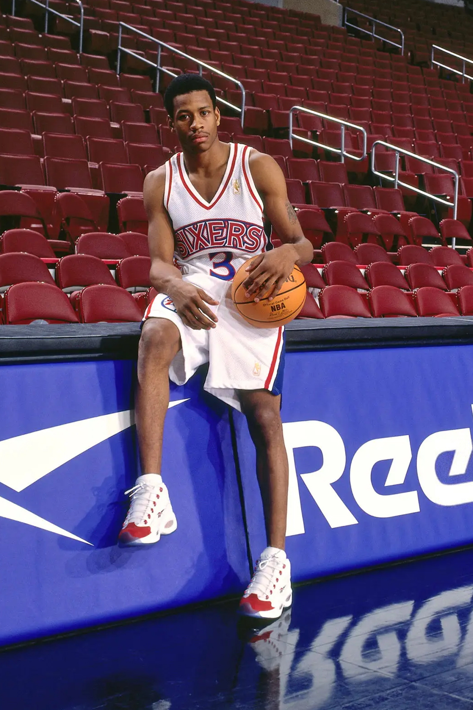 勇士迎战费城76人，库里入场环节毫不意外的穿上了Reebok Question