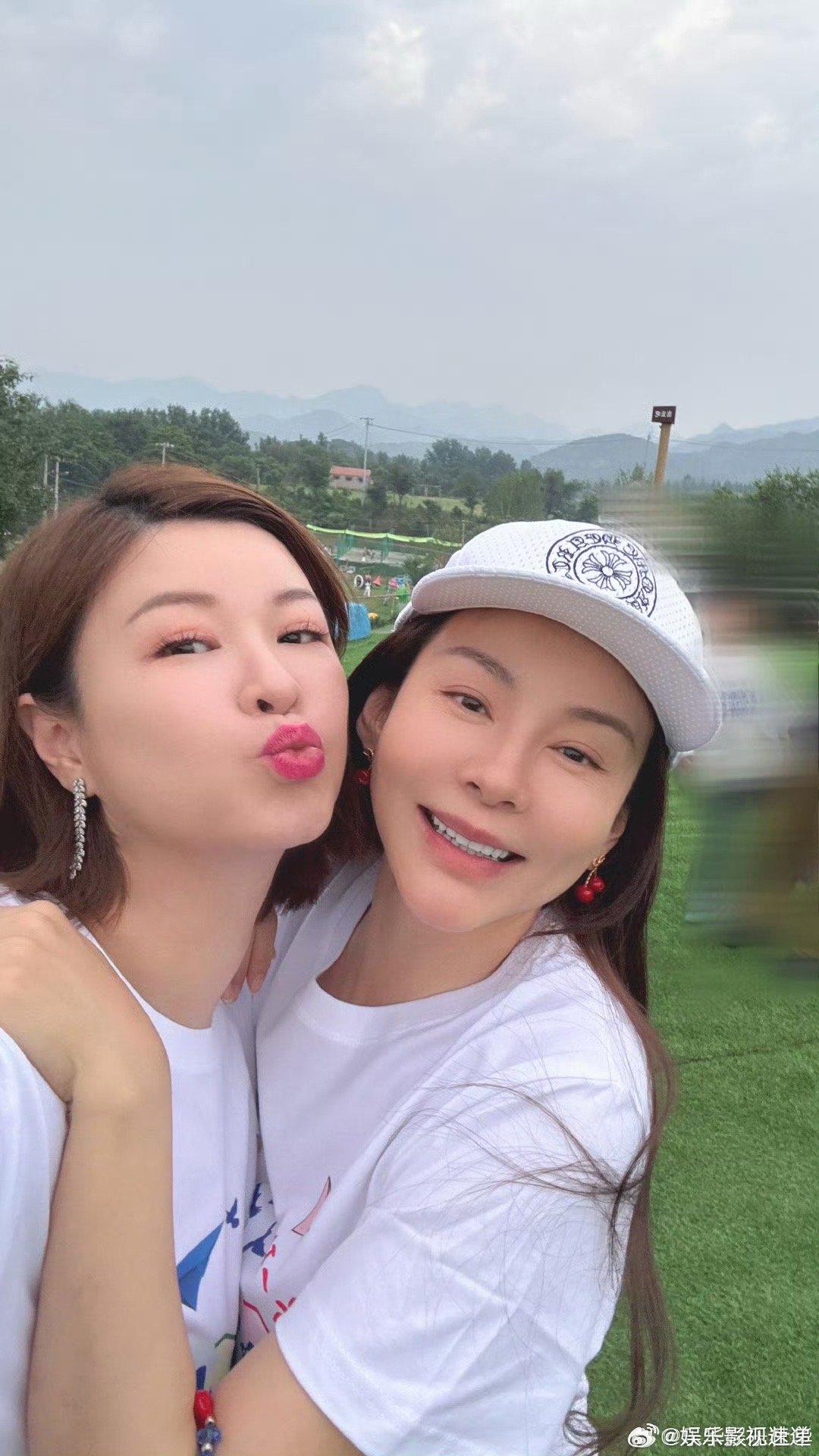 杜华晒章子怡佟丽娅陈好合照只想感叹一句娱乐圈果然是个圈，大家的状态更是一个比一个