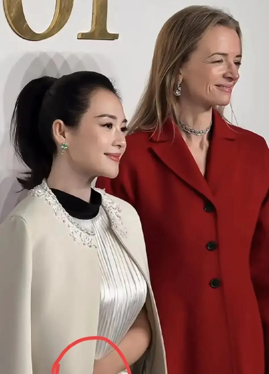 别再问女明星为什么没有“松弛感”了。
4K高清镜头怼到脸上，每秒传输百万像素。