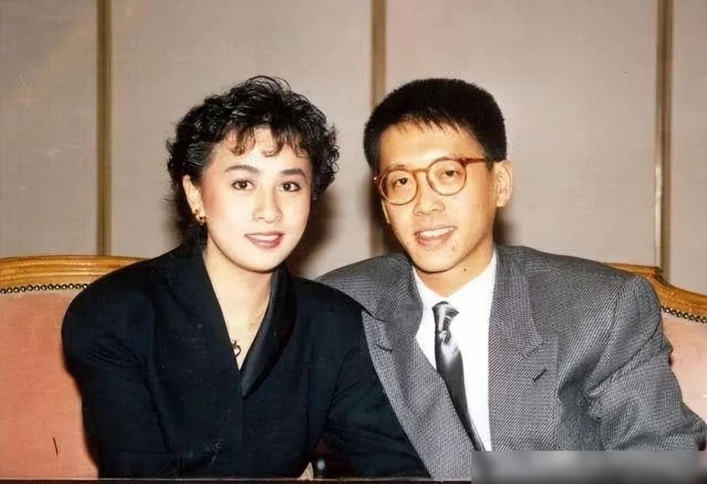 当年，李嘉欣38岁嫁给许晋亨，但她不想生孩子。婆婆霸气地说：“不想生孩子就滚蛋，