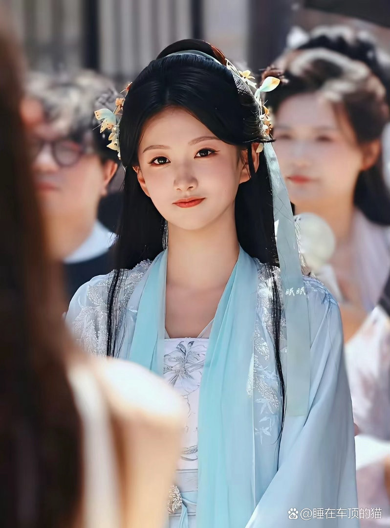 于正新签的05后姑娘叫郑心，是演员艾米的同班同学，今年刚考进北电表演系 