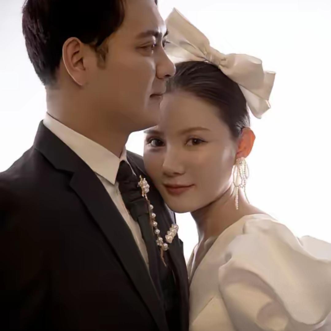 三八妇女节，浙江王女士收到了老公神神秘秘送的礼物，打开一看，好家伙，黄灿灿的大金