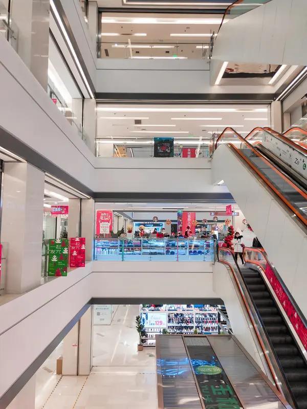 不上班之后，会发现很多人也不上班，都靠什么生活呢

平时去商场，
超市
人也不少