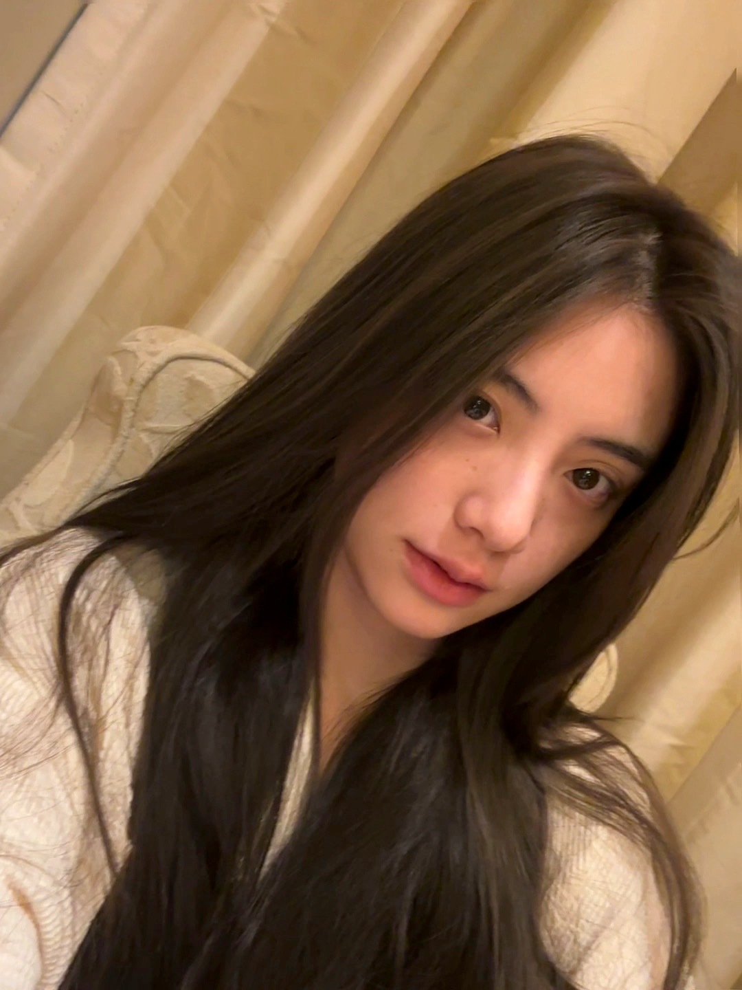 昨晚没忍住吃了个夜宵 现在整个人都无敌浮肿 等会的线下活动该怎么办[困] ​​​
