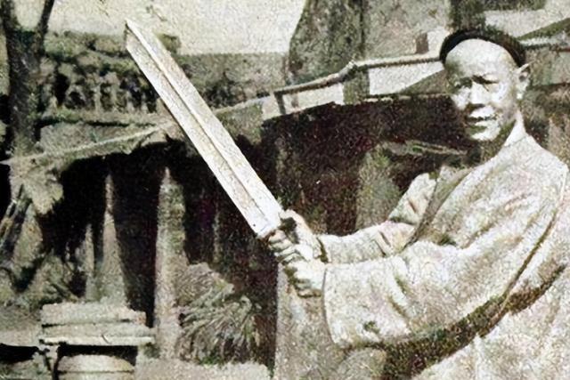 这辈子砍了三百多颗脑袋，赚的钱几辈子都花不完。晚年想娶个老婆，没人嫁；想进善堂讨