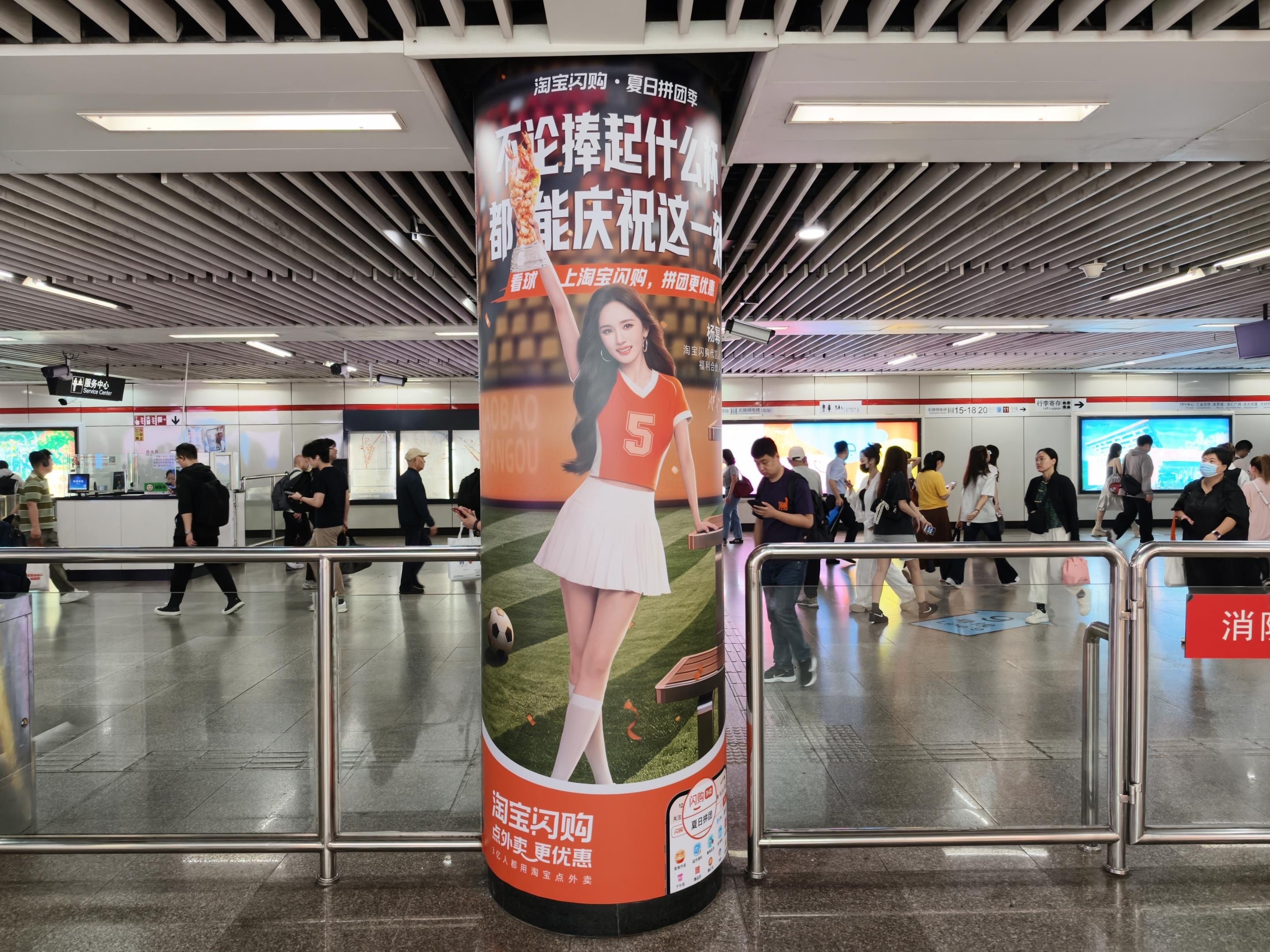 上海citywalk必逛新地标 和朋友换乘时偶遇上海徐汇地铁站的巨型奶茶杯，超吸