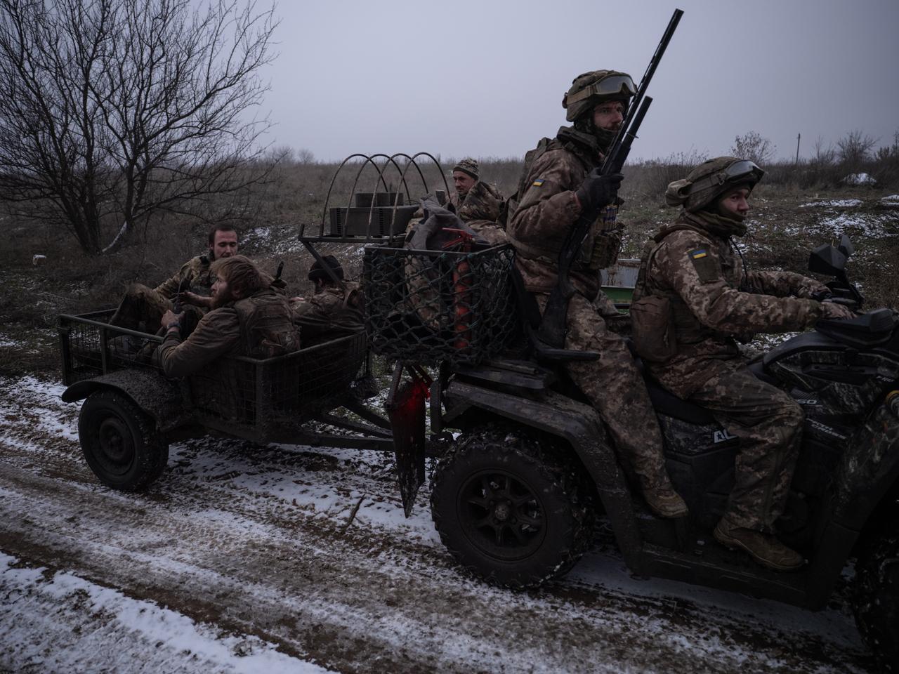 乌克兰第93机械化旅的步兵从乌克兰东部顿涅茨克地区的前线阵地撤离，他们在那里坚守