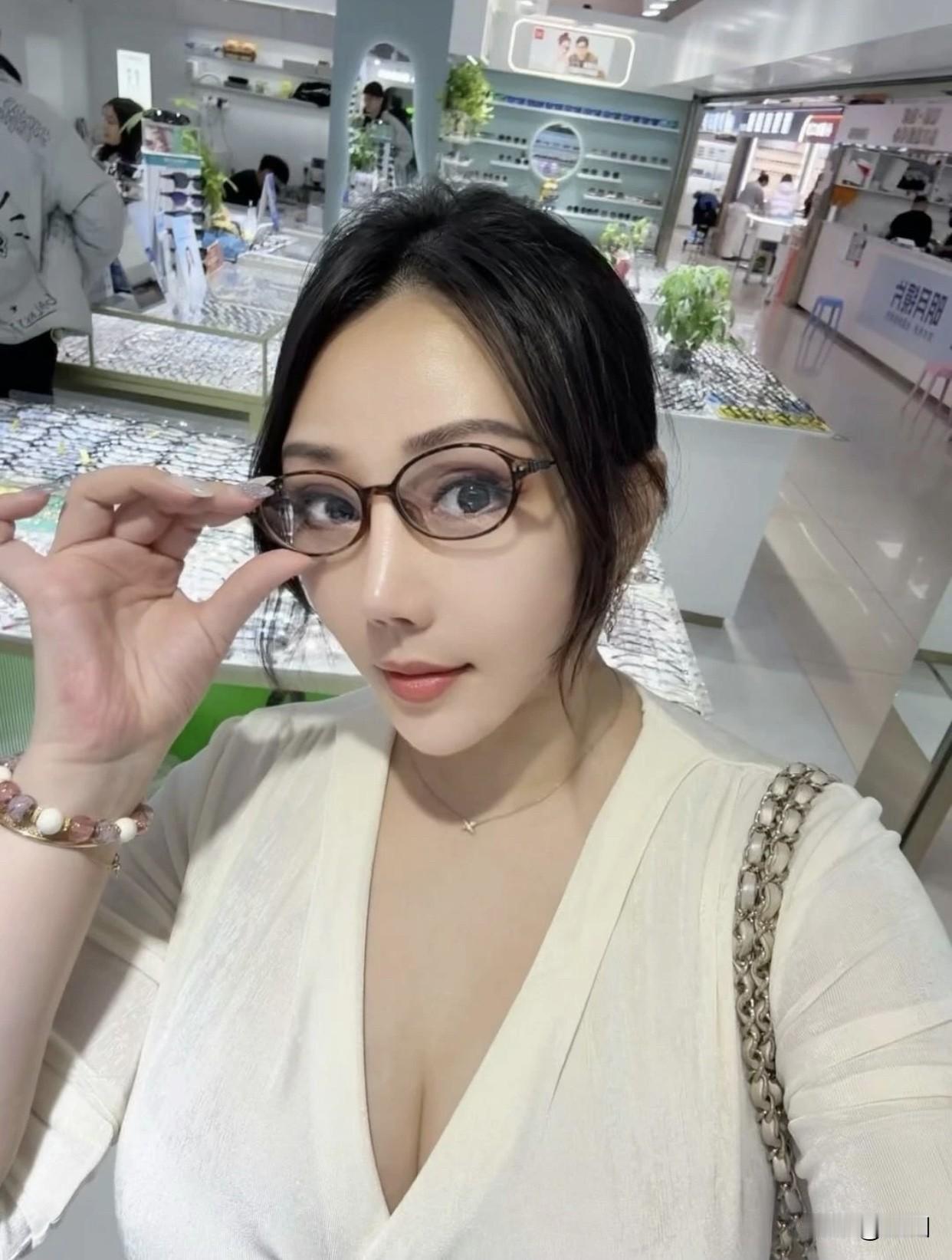 离异的女人还会有人接受吗? 这问题真让人感慨。之前某主持人街头问路人，27岁离异