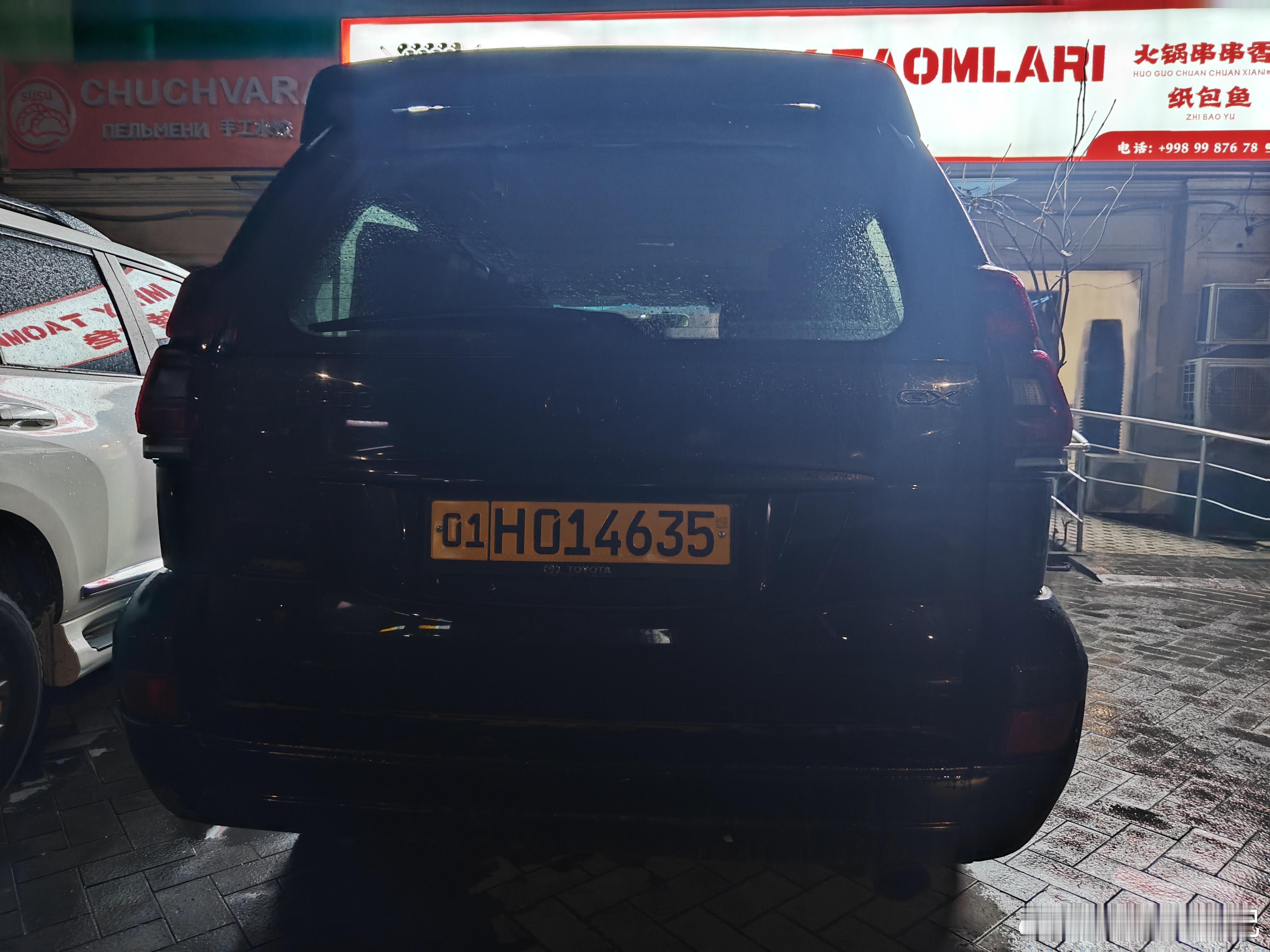 同时看到三种车牌。黄色的，绿色的，白色的这个白底黑字是真好看，还带国旗的期待国内