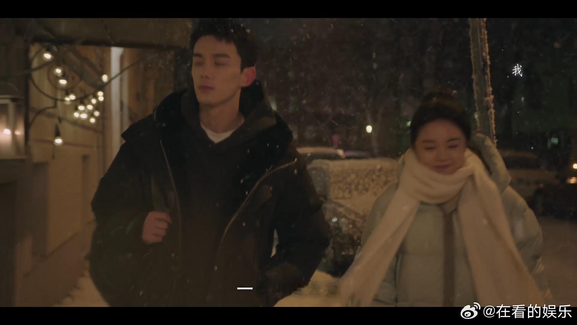 #吴磊赵今麦新剧异国恋##吴磊赵今麦雪天暧昧氛围感# 吴磊赵今麦新剧在暴雪时分暧