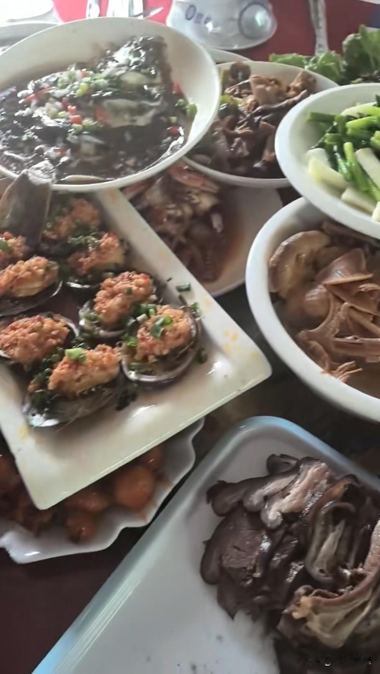 晒图笔记大赛「今日份干饭日常，一桌丰盛的家常菜，幸福感直接拉满~」