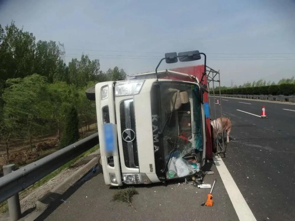#轿车在青银高速上爆胎翻车 16辆过路车停下救援#
在青银高速的繁忙路段，一辆行
