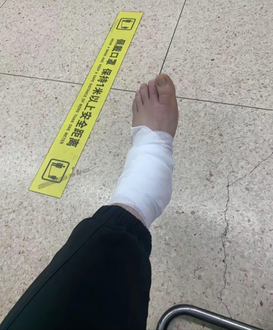菜刀掉地上了，被我眼急脚快成功的用脚接住了……[皱眉][黑线][大哭]
