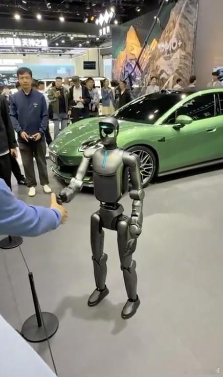 机器人冠军北京车展探馆老朋友 北京车展上各类硬核技术悉数亮相，那个刚拿了半马冠军