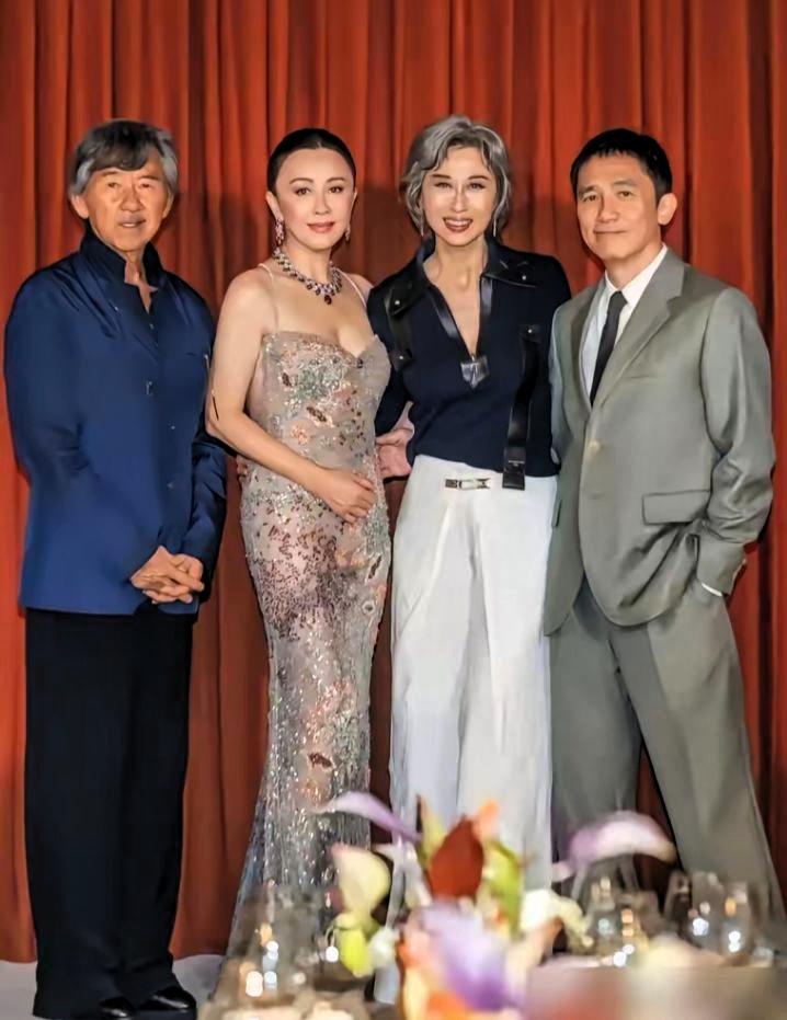 同框这张照片第一眼真的让人感慨万千，几位老牌艺人站在一起，气质差距一眼就能看出来