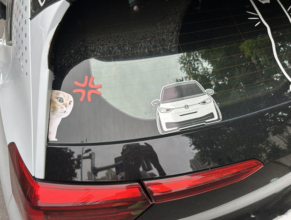 这事儿我的看法是，如果是硬件已经具备了功能的，比如后轮转向、座椅加热等等，如果再