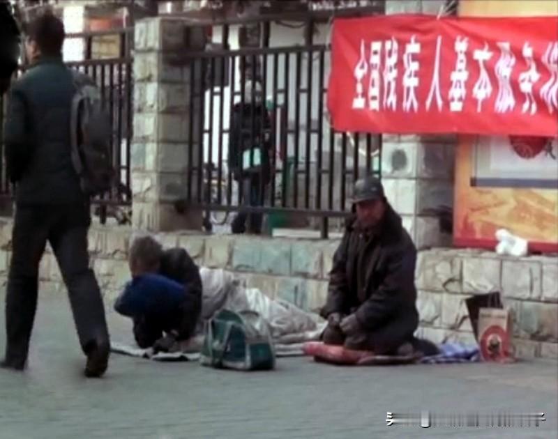 穷人得了重病，真的是雪上加霜。很多时候，医保能报销的有限，大量费用还得自己掏，经