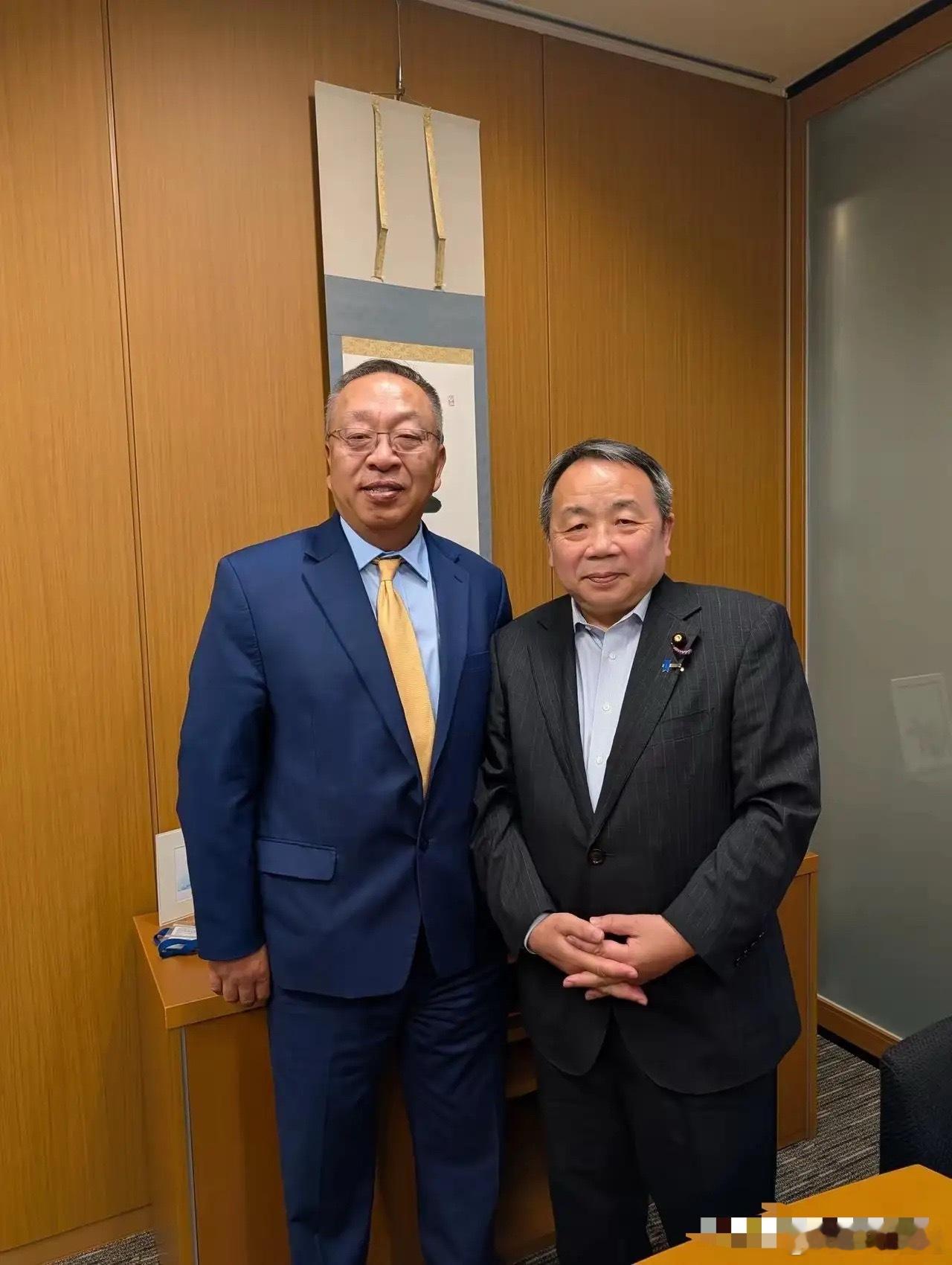 6月11日，不知道是有意还是故意，这俩货居然在日本见面了。“他乡遇故知”啊！都是